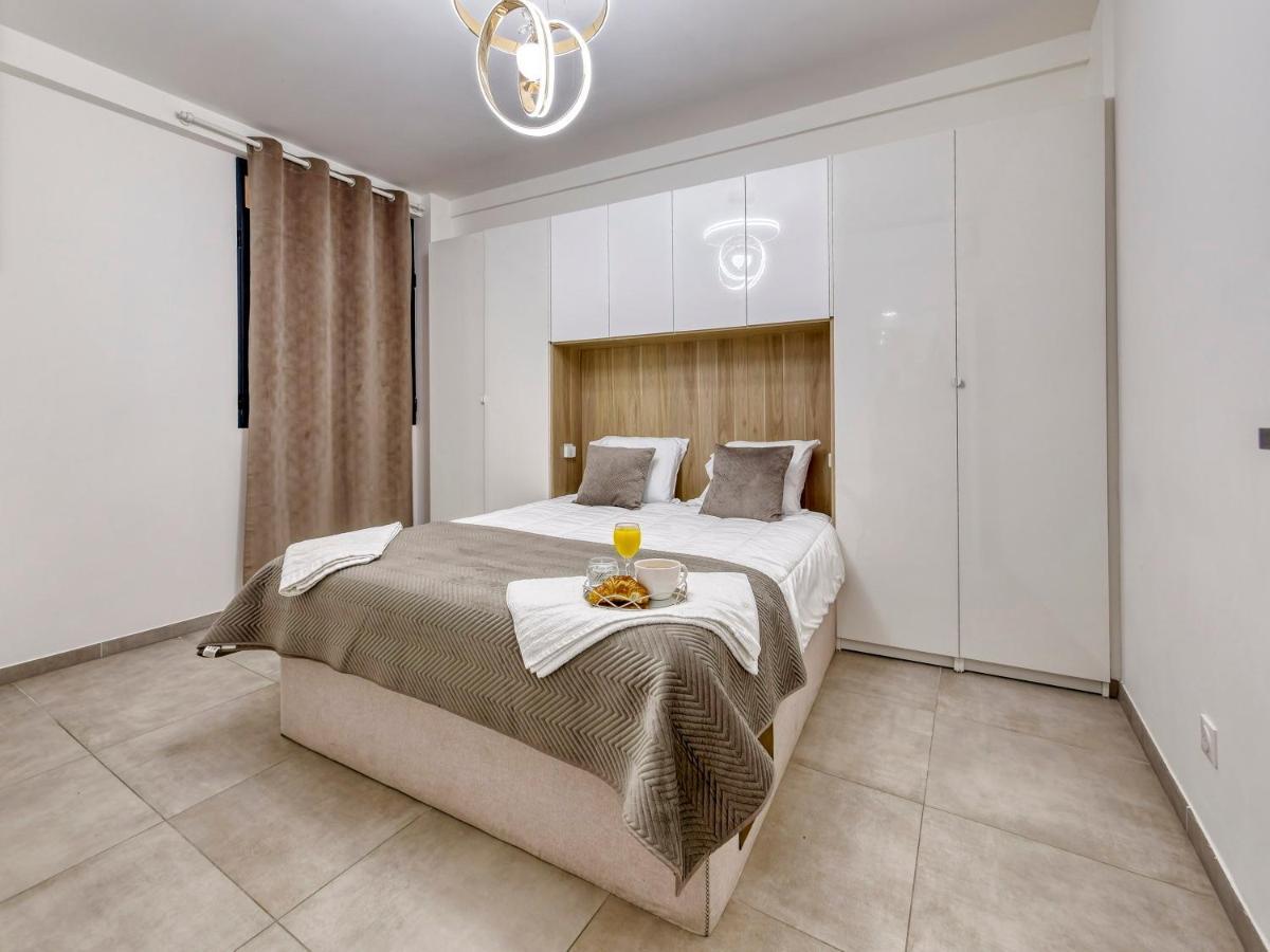 City Vibes, Indoor Parking, Breakfast & Air Conditioning Nice Bagian luar foto